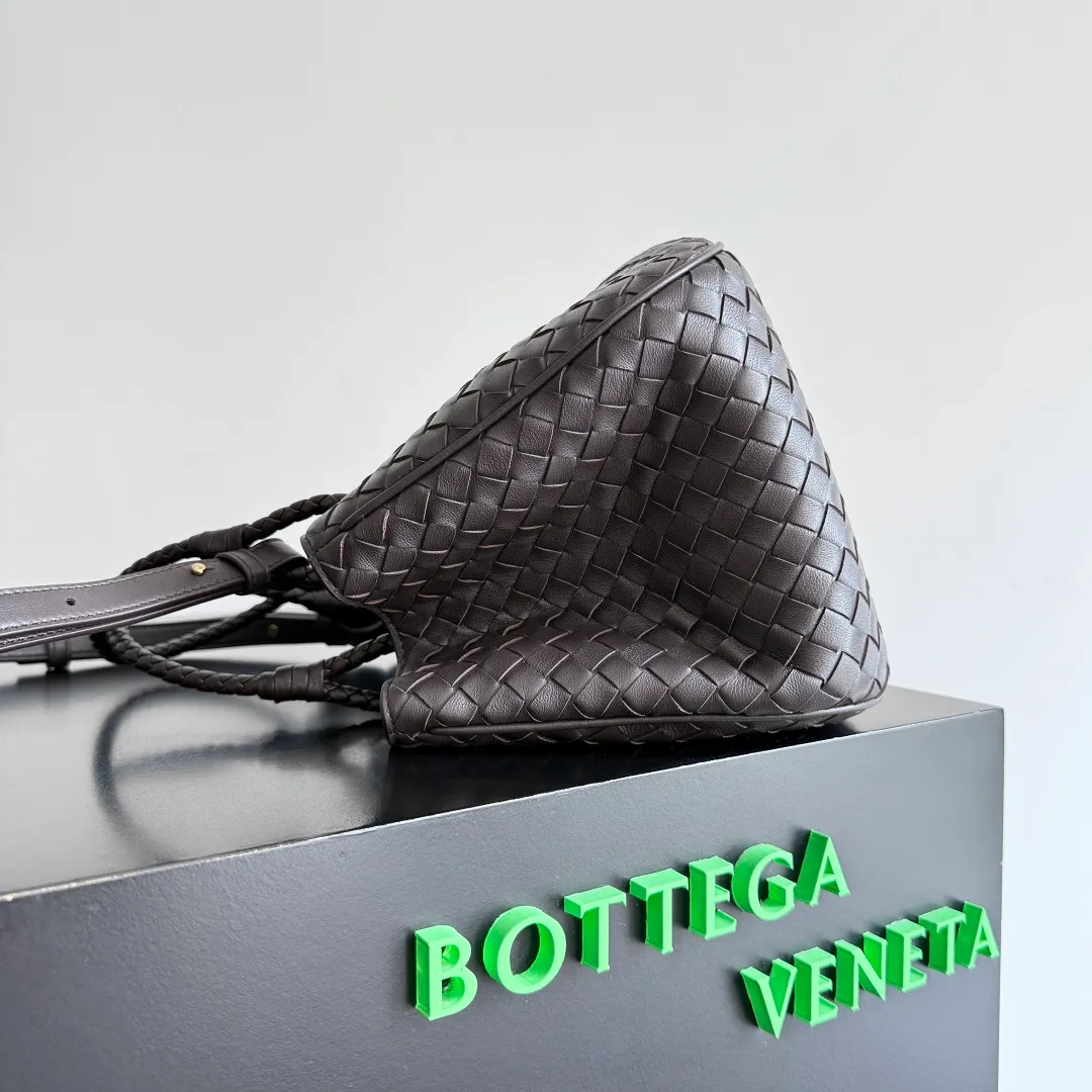 Batch 2200 Bottega Veneta Basket new woven handbag. The classic tote bag style has its own elegant and elegant temperament. It does not feel out of place whether it is commuting or casual outings. It is suitable for various occasions! The design of the woven handle is the finishing touch. The hand-woven texture is delicate and rich in texture. It is not only beautiful, but also extremely comfortable to hold. It looks low-key when held in the hand, but in fact it exudes luxurious charm. Iconic weaving process, each weave is tight and even, showing BV's exquisite production technology. The metal ring decoration is perfectly connected with the bag body, adding a sense of modernity and sophistication to the whole. Moreover, the lines of the bag body are smooth and natural, and the curvature is ergonomic. It can be perfectly adapted whether it is carried on the shoulder or carried in the hand, showing an elegant posture. Style number: 836261 Size: 31*18.5*16cm